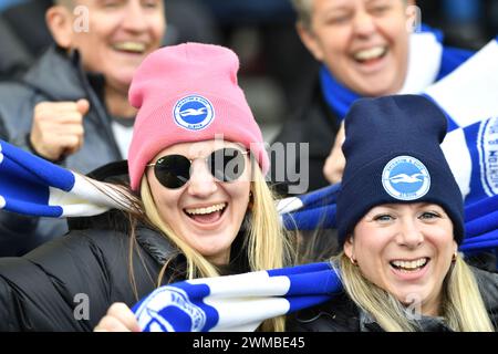 Brighton-Fans sehen glücklich aus während des Premier League-Spiels zwischen Brighton und Hove Albion und Everton im American Express Stadium, Brighton, UK - 24. Februar 2024 Foto Simon Dack / Teleobjektive nur redaktionelle Verwendung. Kein Merchandising. Für Football Images gelten Einschränkungen für FA und Premier League, inc. Keine Internet-/Mobilnutzung ohne FAPL-Lizenz. Weitere Informationen erhalten Sie bei Football Dataco Stockfoto