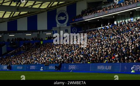 Brighton-Fans in der Wintersonne während des Premier League-Spiels zwischen Brighton und Hove Albion und Everton im American Express Stadium, Brighton, UK - 24. Februar 2024 Foto Simon Dack / Teleobjektive nur redaktionelle Verwendung. Kein Merchandising. Für Football Images gelten Einschränkungen für FA und Premier League, inc. Keine Internet-/Mobilnutzung ohne FAPL-Lizenz. Weitere Informationen erhalten Sie bei Football Dataco Stockfoto