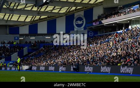 Brighton-Fans in der Wintersonne während des Premier League-Spiels zwischen Brighton und Hove Albion und Everton im American Express Stadium, Brighton, UK - 24. Februar 2024 Foto Simon Dack / Teleobjektive nur redaktionelle Verwendung. Kein Merchandising. Für Football Images gelten Einschränkungen für FA und Premier League, inc. Keine Internet-/Mobilnutzung ohne FAPL-Lizenz. Weitere Informationen erhalten Sie bei Football Dataco Stockfoto