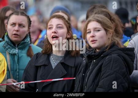 London, Großbritannien. Februar 2024. Die Ukrainer nehmen an einer Kundgebung auf dem Trafalgar-Platz Teil, um den zweiten Jahrestag der russischen Invasion in die Ukraine zu feiern. Quelle: SOPA Images Limited/Alamy Live News Stockfoto