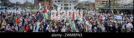 ROTTERDAM - Teilnehmer der Manifestation Hände weg Rafah nehmen an einer Protestprozession durch das Stadtzentrum Teil. Die Demonstration zielt auf die Aktionen Israels im Gazastreifen ab. ANP ROBIN UTRECHT niederlande raus - belgien raus Stockfoto