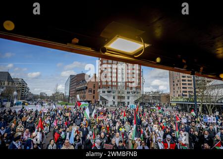 ROTTERDAM - Teilnehmer der Manifestation Hände weg Rafah nehmen an einer Protestprozession durch das Stadtzentrum Teil. Die Demonstration zielt auf die Aktionen Israels im Gazastreifen ab. ANP ROBIN UTRECHT niederlande raus - belgien raus Stockfoto