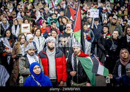 ROTTERDAM - Teilnehmer der Manifestation Hände weg Rafah nehmen an einer Protestprozession durch das Stadtzentrum Teil. Die Demonstration zielt auf die Aktionen Israels im Gazastreifen ab. ANP ROBIN UTRECHT niederlande raus - belgien raus Stockfoto