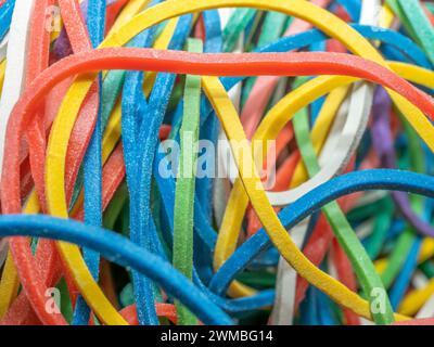 Chaos von vielen Gummibändern in verschiedenen Farben, Nahaufnahme. Abstrakter Hintergrund. Stockfoto