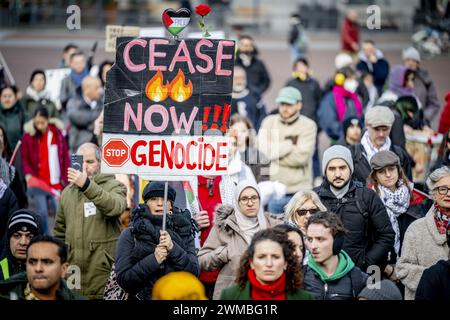 ROTTERDAM - Teilnehmer der Manifestation Hände weg Rafah nehmen an einer Protestprozession durch das Stadtzentrum Teil. Die Demonstration zielt auf die Aktionen Israels im Gazastreifen ab. ANP ROBIN UTRECHT niederlande raus - belgien raus Stockfoto