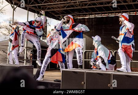 Hamburg, Deutschland. Februar 2024. Die Band 'Deichkind' tritt auf der Bühne bei der Demonstration gegen Rechtsextremismus auf. Die Demonstration durch eine breite Allianz findet unter dem Motto „Wir sind die Firewall“ statt. Quelle: Axel Heimken/dpa/Alamy Live News Stockfoto