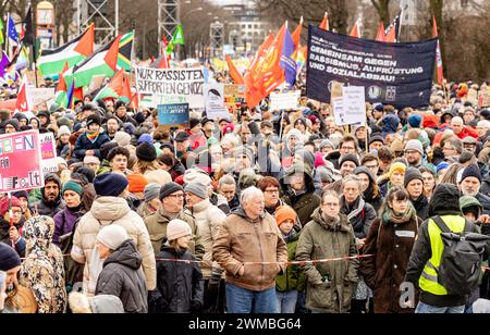 Hamburg, Deutschland. Februar 2024. Tausende von Menschen haben sich zu einer Demonstration gegen die Rechte versammelt. Die Demonstration, die von einer breiten Allianz organisiert wurde, fand unter dem Motto „Wir sind die Firewall“ statt. Quelle: Axel Heimken/dpa/Alamy Live News Stockfoto