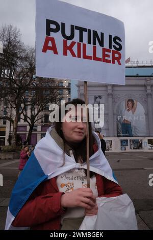 London, Großbritannien. Februar 2024. Solidarität mit der Ukraine marschiert vom Marmorbogen zur russischen Botschaft der Russischen Demokratischen Gesellschaft. Die Menschen brachten weiße und blaue Fahnen, um „eine mögliche künftige Flagge für ein friedliches Russland ohne das Rote der Aggression“ zu repräsentieren. Zwei Jahre sind seit der russischen Invasion vergangen. Quelle: Joao Daniel Pereira/Alamy Live News Stockfoto