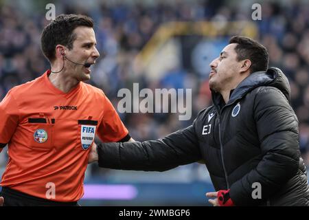 Brügge, Belgien. Februar 2024. Der Schiedsrichter Erik Lambrechts und der Assistenztrainer Efrain Juarez wurden während eines Fußballspiels zwischen dem Club Brugge und dem RSC Anderlecht am Sonntag, den 25. Februar 2024, in Brügge am 27. Tag der Saison 2023-2024 der ersten Liga der „Jupiler Pro League“ der belgischen Meisterschaft gezeigt. BELGA FOTO BRUNO FAHY Credit: Belga News Agency/Alamy Live News Stockfoto