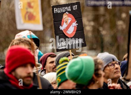 Hamburg, Deutschland. Februar 2024. Die Teilnehmer der Demonstration gegen die Rechte halten ein Plakat hoch, auf dem steht: "Faschismus ist keine Alternative". Die Demonstration durch eine breite Allianz findet unter dem Motto „Wir sind die Firewall“ statt. Quelle: Axel Heimken/dpa/Alamy Live News Stockfoto