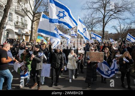 Am 25. Februar 2024 fand in Berlin eine bedeutende Demonstration statt, als sich pro-israelische Demonstranten versammelten, um ihre Unterstützung für Israel zu äußern. Die Versammlung, gekennzeichnet durch ein Meer von israelischen Flaggen und Schildern mit Botschaften wie "gegen den Antisemitismus", "bringt die Geiseln nach Hause" und "befreit Gaza von der Hamas", zeigte eine einheitliche Haltung gegen den Antisemitismus und in Solidarität mit den Geiseln, die von der Hamas gehalten werden. Rabbiner Yehuda Teichtal, eine prominente Persönlichkeit in der jüdischen Gemeinde Berlin und Präsident des Chabad Jewish Education Centre, hielt während des Protestes eine ergreifende Rede. Rabbi Te Stockfoto