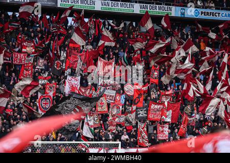 Enschede, Niederlande. Februar 2024. ENSCHEDE, NIEDERLANDE - 25. FEBRUAR: Fans des FC Twente mit Flaggen während des niederländischen Eredivisie-Spiels zwischen dem FC Twente und Go Ahead Eagles am 25. Februar 2024 in Grolsch Veste in Enschede, Niederlande. (Foto von Henny Meijerink/BSR Agency) Credit: BSR Agency/Alamy Live News Stockfoto