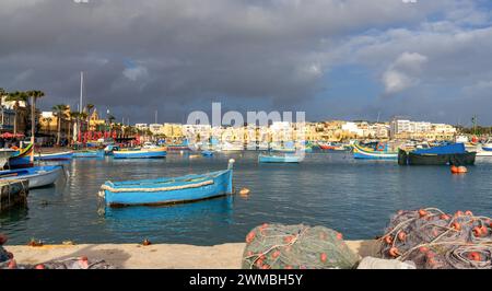 Marsaxlokk, Malta - 22. Dezember 2023: Bunte Fischerboote im Hafen von Marsaxlokk im Südosten Maltas Stockfoto