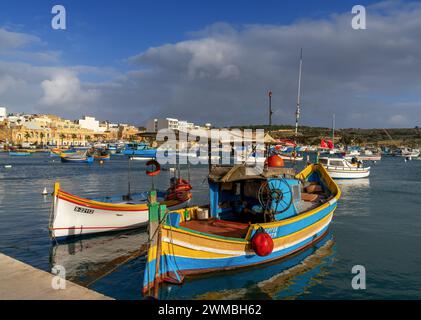 Marsaxlokk, Malta - 22. Dezember 2023: Bunte Fischerboote im Hafen von Marsaxlokk im Südosten Maltas Stockfoto