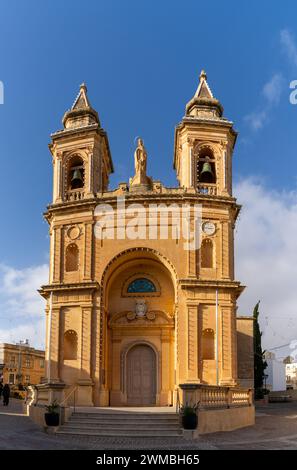 Marsaxlokk, Malta - 22. Dezember 2023: Vertikale Ansicht der Kirche in der Innenstadt von Marsaxlokk Stockfoto