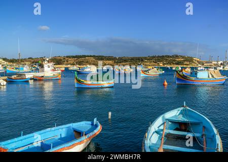 Marsaxlokk, Malta - 22. Dezember 2023: Bunte Fischerboote im Hafen von Marsaxlokk im Südosten Maltas Stockfoto