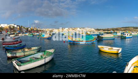 Marsaxlokk, Malta - 22. Dezember 2023: Bunte Fischerboote im Hafen von Marsaxlokk im Südosten Maltas Stockfoto