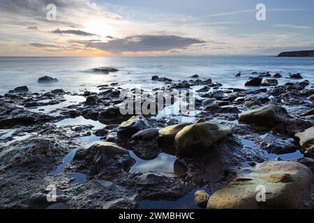 Sonnenaufgang am Blast Beach, Durham Heritage Coast, Seaham, County Durham, Großbritannien Stockfoto