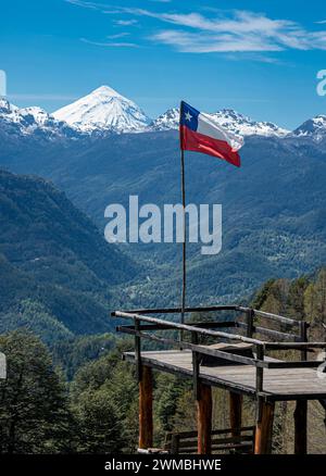 Aussichtspunkt am Weg zum herzförmigen See Laguna Corazon, chilenische Flagge, in der Nähe von Liquine, Chile Stockfoto