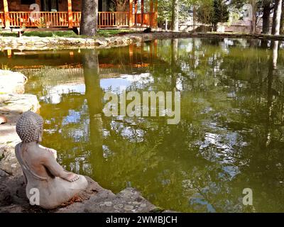 Wunderschöner Buddha in einem Teich, in einem Meditationszentrum Stockfoto