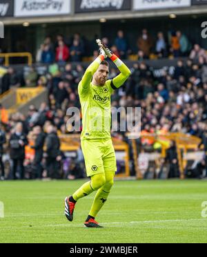 Wolverhampton, Großbritannien. 25. Februar 2024; Molineux Stadium, Wolverhampton, West Midlands, England; Premier League Football, Wolverhampton Wanderers gegen Sheffield United; Jose Sa of Wolves applaudiert den Heimfans vor dem Auftakt Credit: Action Plus Sports Images/Alamy Live News Stockfoto