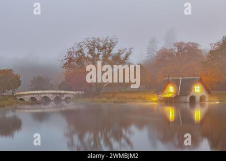 Maynooth, Irland - 11. November 2023: Carton House Hotel Boathouse an einem nebeligen Herbstmorgen Stockfoto