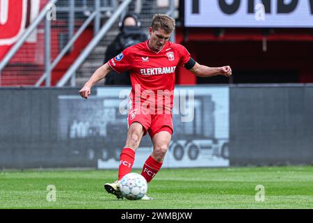 Enschede, Niederlande. Februar 2024. ENSCHEDE, NIEDERLANDE - 25. FEBRUAR: Michal Sadilek vom FC Twente macht einen Pass während des niederländischen Eredivisie-Spiels zwischen dem FC Twente und Go Ahead Eagles am 25. Februar 2024 in Grolsch Veste in Enschede, Niederlande. (Foto von Henny Meyerink/BSR Agency) Credit: BSR Agency/Alamy Live News Stockfoto