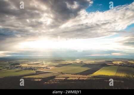 Sonnenuntergang über der Region Mittelböhmen vom weltberühmten Berg Rip, dem Symbol der Tschechischen Republik. Stockfoto