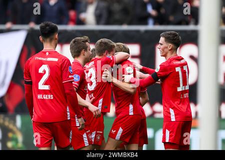 ENSCHEDE - Spieler des FC Twente feiern das 2-0 gegen (m) SEM Steijn des FC Twente während des niederländischen Eredivisie-Spiels zwischen dem FC Twente und Go Ahead Eagles im Stadion de Grolsch Veste am 25. Februar 2024 in Enschede, Niederlande. ANP COR LASKER Stockfoto