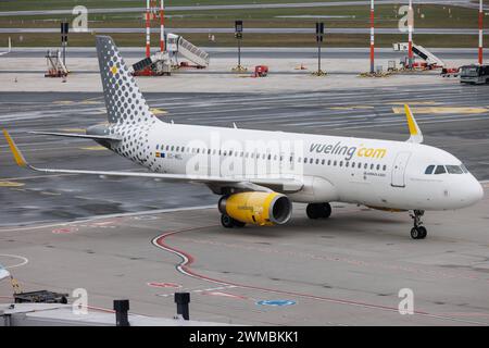 Der Airbus A320-232 A320 der Fluglinie Vueling VY / VLG mit der Registrierung EC-MEL MSN: 06450 rollt am Flughafen Hamburg Airport EDDH/HAM. Hamburg Hamburg Deutschland *** der Airbus A320 232 A320 der Fluggesellschaft Vueling VY VLG mit der Registrierung EC MEL MSN 06450 fährt am Flughafen Hamburg EDDH HAM Hamburg Deutschland Stockfoto