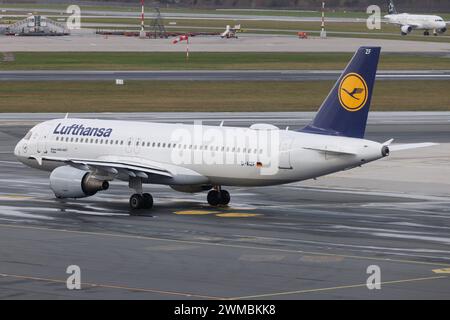 Der Airbus A320-214 A320 der Fluglinie Lufthansa LH / DLH mit der Registrierung D-AIZF MSN: 4289 rollt am Flughafen Hamburg Airport EDDH/HAM. Hamburg Hamburg Deutschland *** der Airbus A320 214 A320 der Fluggesellschaft Lufthansa LH DLH mit der Registrierung D AIZF MSN 4289 fährt am Flughafen Hamburg EDDH HAM Hamburg Deutschland Stockfoto