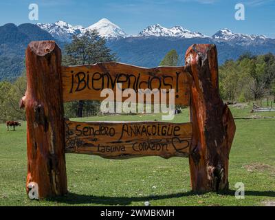 Großes hölzernes Willkommensschild an der Laguna Corazon, Parkplatz am Weg zum herzförmigen See Laguna Corazon, in der Nähe von Liquine, Chile Stockfoto