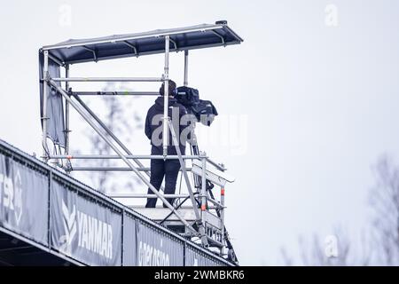 Almere, Niederlande. Februar 2024. ALMERE, NIEDERLANDE - 25. FEBRUAR: Kameramann sendete auf dem Dach des Stadions während des niederländischen Eredivisie-Spiels zwischen Almere City FC und Feyenoord im Yanmar Stadion am 25. Februar 2024 in Almere, Niederlande. (Foto: Broer van den Boom/Orange Pictures) Credit: Orange Pics BV/Alamy Live News Stockfoto