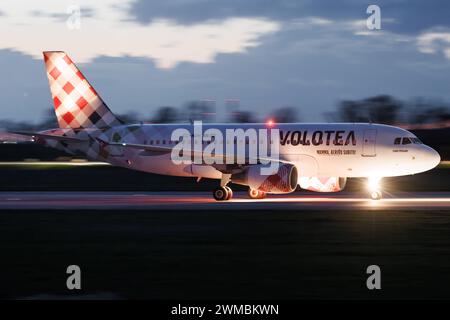 Der Airbus A319-111 A319 der Fluglinie Volotea V7 / VOE mit der Registrierung EC-NDH MSN: 03403 rollt am Flughafen Hamburg Finkenwerder EDHI/XFW. Hamburg Hamburg Deutschland *** der Airbus A319 111 A319 der Fluggesellschaft Volotea V7 VOE mit der Registrierung EC NDH MSN 03403 fährt am Flughafen Hamburg Finkenwerder EDHI XFW Hamburg Deutschland Stockfoto