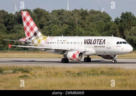 Der Airbus A319-111 A319 der Fluglinie Volotea V7 / VOE mit der Registrierung EC-NDH MSN: 03403 rollt am Flughafen Hamburg Finkenwerder EDHI/XFW. Hamburg Hamburg Deutschland *** der Airbus A319 111 A319 der Fluggesellschaft Volotea V7 VOE mit der Registrierung EC NDH MSN 03403 fährt am Flughafen Hamburg Finkenwerder EDHI XFW Hamburg Deutschland Stockfoto