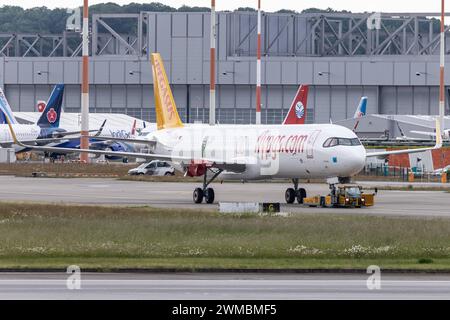 Der Airbus A321-251NX A21N der Fluglinie Pegasus PC / PGT mit der Test-Registrierung D-AVWZ MSN: 10814, zukünftige Registrierung TC-RBO, rollt vom Flughafen Hamburg Finkenwerder EDHI/XFW. Hamburg Hamburg Deutschland *** der Airbus A321 251NX A21N von Pegasus PC PGT mit Testregistrierung D AVWZ MSN 10814 , zukünftige Registrierung TC RBO, fährt vom Flughafen Hamburg Finkenwerder EDHI XFW Hamburg Deutschland Stockfoto