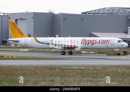 Der Airbus A321-251NX A21N der Fluglinie Pegasus PC / PGT mit der Test-Registrierung D-AVWZ MSN: 10814, zukünftige Registrierung TC-RBO, rollt vom Flughafen Hamburg Finkenwerder EDHI/XFW. Hamburg Hamburg Deutschland *** der Airbus A321 251NX A21N von Pegasus PC PGT mit Testregistrierung D AVWZ MSN 10814 , zukünftige Registrierung TC RBO, fährt vom Flughafen Hamburg Finkenwerder EDHI XFW Hamburg Deutschland Stockfoto