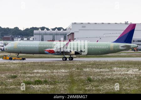 Der Airbus A321-271NX A21N der Fluglinie Wizz Air W6 / WZZ mit der MSN 10907 rollt am Flughafen Hamburg Finkenwerder EDHI/XFW. Hamburg Hamburg Deutschland *** der Airbus A321 271NX A21N der Fluggesellschaft Wizz Air W6 WZZ mit MSN 10907 fährt am Flughafen Hamburg Finkenwerder EDHI XFW Hamburg Deutschland Stockfoto