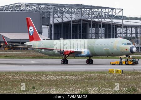 Der Airbus A321-271NX A21N der Fluglinie Sichuan Airlines 3U / CSC mit der MSN 10880 rollt am Flughafen Hamburg Finkenwerder EDHI/XFW. Hamburg Hamburg Deutschland *** der Airbus A321 271NX A21N von Sichuan Airlines 3U CSC mit MSN 10880 fährt am Flughafen Hamburg Finkenwerder EDHI XFW Hamburg Deutschland mit Stockfoto