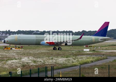 Der Airbus A321-271NX A21N der Fluglinie Wizz Air W6 / WZZ mit der MSN 10907 rollt am Flughafen Hamburg Finkenwerder EDHI/XFW. Hamburg Hamburg Deutschland *** der Airbus A321 271NX A21N der Fluggesellschaft Wizz Air W6 WZZ mit MSN 10907 fährt am Flughafen Hamburg Finkenwerder EDHI XFW Hamburg Deutschland Stockfoto