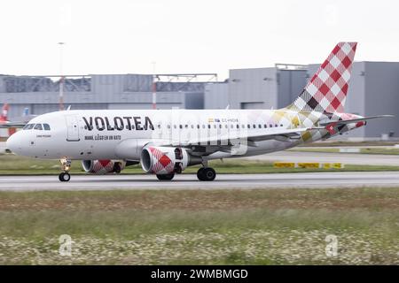 Der Airbus A319-111 A319 der Fluglinie Volotea V7 / VOE mit der Registrierung EC-NDH MSN: 03403 rollt am Flughafen Hamburg Finkenwerder EDHI/XFW. Hamburg Hamburg Deutschland *** der Airbus A319 111 A319 der Fluggesellschaft Volotea V7 VOE mit der Registrierung EC NDH MSN 03403 fährt am Flughafen Hamburg Finkenwerder EDHI XFW Hamburg Deutschland Stockfoto