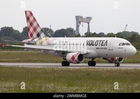 Der Airbus A319-111 A319 der Fluglinie Volotea V7 / VOE mit der Registrierung EC-NDH MSN: 03403 rollt am Flughafen Hamburg Finkenwerder EDHI/XFW. Hamburg Hamburg Deutschland *** der Airbus A319 111 A319 der Fluggesellschaft Volotea V7 VOE mit der Registrierung EC NDH MSN 03403 fährt am Flughafen Hamburg Finkenwerder EDHI XFW Hamburg Deutschland Stockfoto