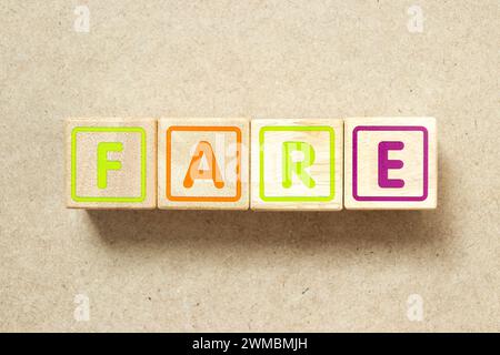 Hölzerner Buchstabenblock in Wortarif auf hölzernem Hintergrund Stockfoto