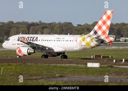 Der Airbus A319-111 A319 der Fluglinie Volotea V7 / VOE mit der Registrierung EC-Mut MSN: 02240 rollt am Flughafen Hamburg Finkenwerder EDHI/XFW. Hamburg Hamburg Deutschland *** der Airbus A319 111 A319 der Fluggesellschaft Volotea V7 VOE mit der Registrierung EC Mut MSN 02240 fährt am Flughafen Hamburg Finkenwerder EDHI XFW Hamburg Deutschland Stockfoto