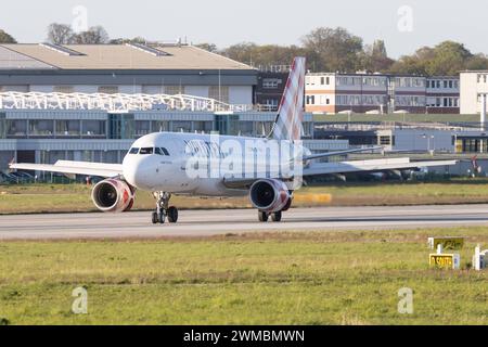 Der Airbus A319-111 A319 der Fluglinie Volotea V7 / VOE mit der Registrierung EC-NDH MSN: 03403 landet am Flughafen Hamburg Finkenwerder EDHI/XFW. Hamburg Deutschland *** Airbus A319 111 A319 der Fluggesellschaft Volotea V7 VOE mit Registrierung EC NDH MSN 03403 landet am Flughafen Hamburg Finkenwerder EDHI XFW Hamburg Deutschland Stockfoto