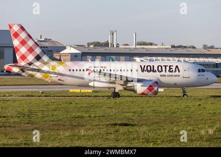 Der Airbus A319-111 A319 der Fluglinie Volotea V7 / VOE mit der Registrierung EC-NDH MSN: 03403 rollt am Flughafen Hamburg Finkenwerder EDHI/XFW. Hamburg Hamburg Deutschland *** der Airbus A319 111 A319 der Fluggesellschaft Volotea V7 VOE mit der Registrierung EC NDH MSN 03403 fährt am Flughafen Hamburg Finkenwerder EDHI XFW Hamburg Deutschland Stockfoto