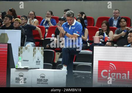 Pasig City, Philippinen. Februar 2024. Trainer Tim Cone von den Philippinen feiert ihren Sieg gegen Chinesisch Taipeh. (Foto: Dennis Jerome Acosta/Pacific Press) Credit: Pacific Press Media Production Corp./Alamy Live News Stockfoto