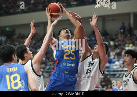 Pasig City, Philippinen. Februar 2024. Japeth Aguilar (blau, 25) aus den Philippinen wird von zwei Spielern des Chinesischen Taipeh angegriffen. (Foto: Dennis Jerome Acosta/Pacific Press) Credit: Pacific Press Media Production Corp./Alamy Live News Stockfoto