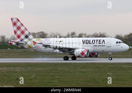 Der Airbus A319-111 A319 der Fluglinie Volotea V7 / VOE mit der Registrierung EC-NDH MSN: 03403 landet am Flughafen Hamburg Finkenwerder EDHI/XFW. Hamburg Deutschland *** Airbus A319 111 A319 der Fluggesellschaft Volotea V7 VOE mit Registrierung EC NDH MSN 03403 landet am Flughafen Hamburg Finkenwerder EDHI XFW Hamburg Deutschland Stockfoto