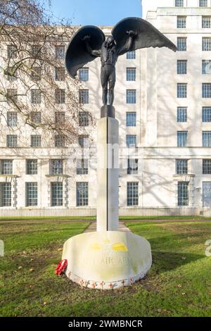 Das Fleet Air Arm Memorial Daedelus von Tim Kempster und James Butler vor dem Verteidigungsministerium in Whitehall am Victoria Embankment Stockfoto